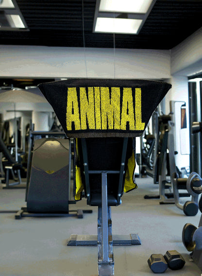 Animal – ręcznik sportowy z logo A, detal użycia na siłowni